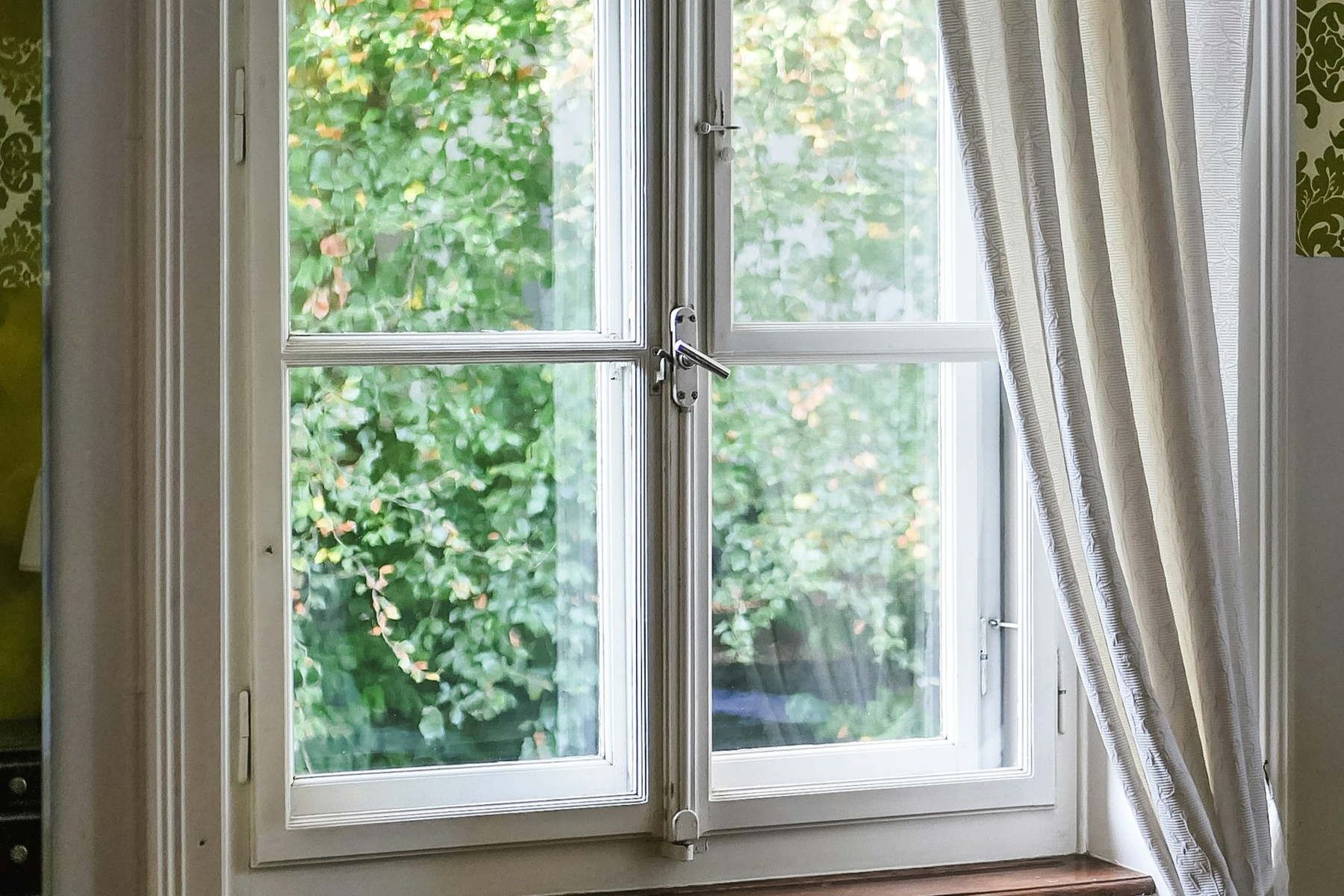 Alter vergilbter Fensterrahmen aus Kunststoff