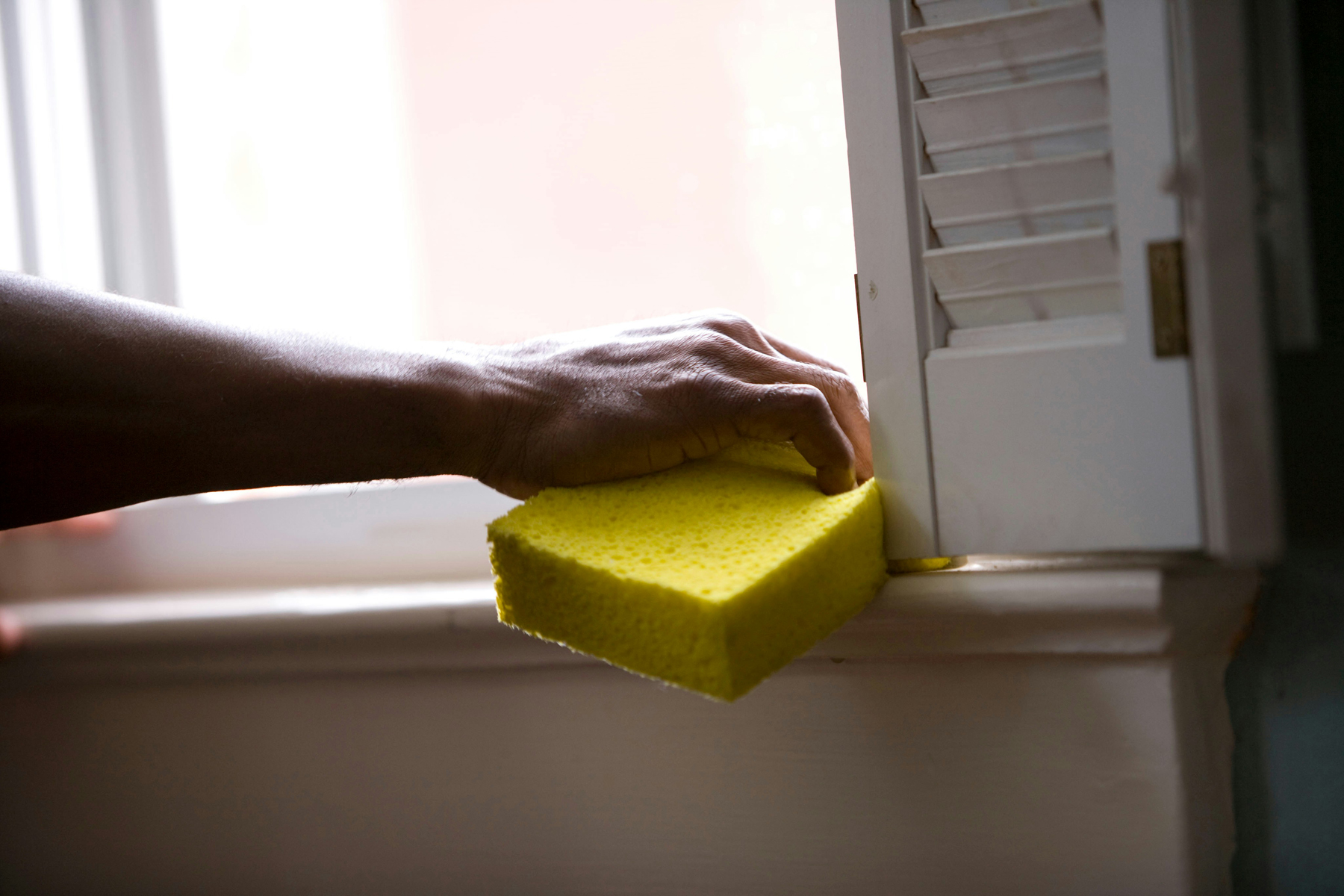 Fensterrahmen wird abgewischt