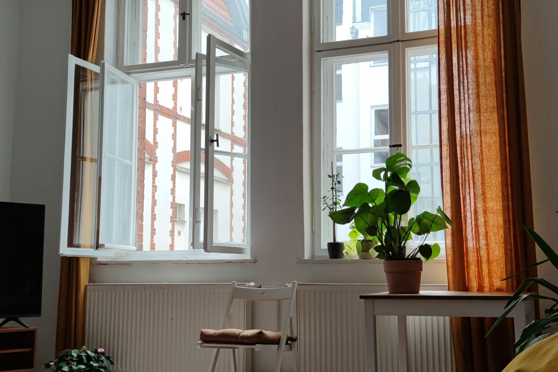 Hausmittel zur Reinigung auf einer Fensterbank
