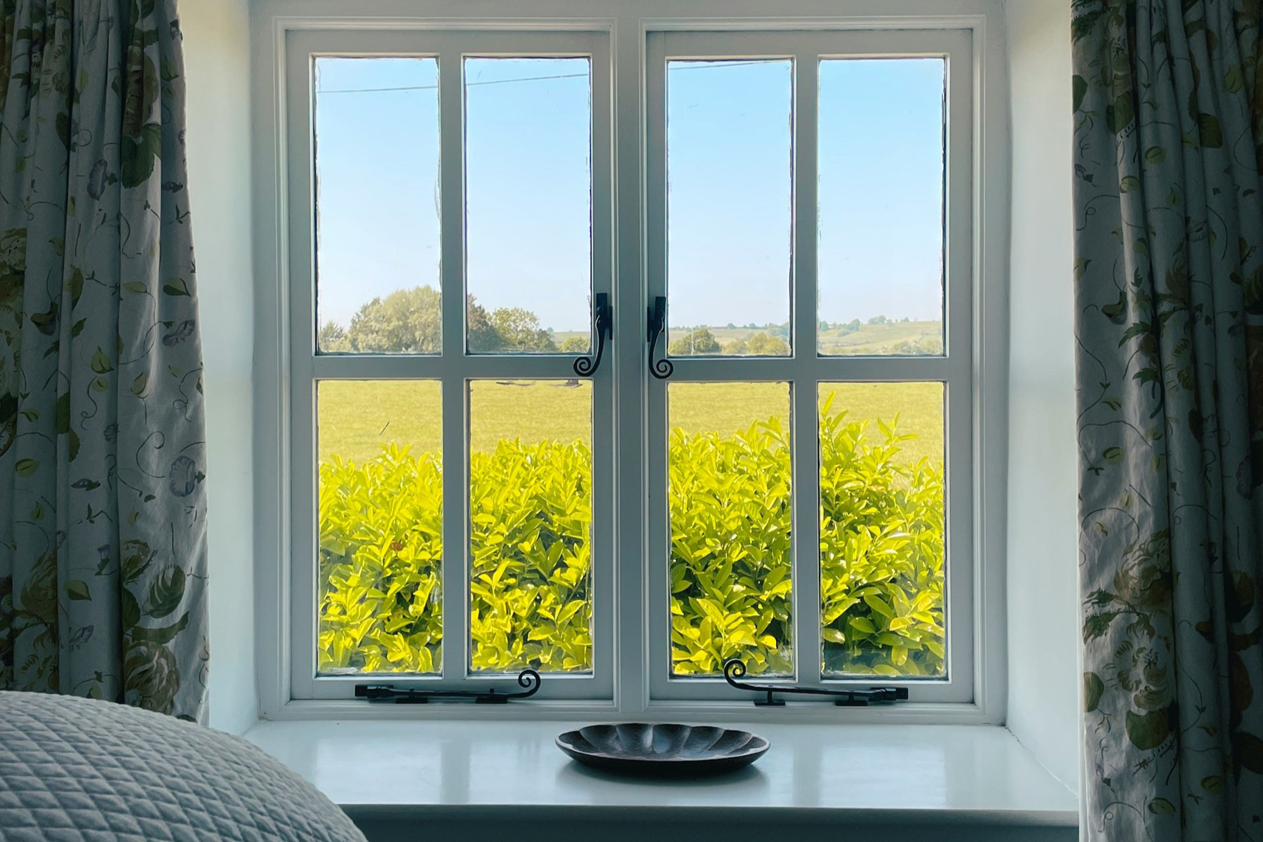 Reinigungsmittel neben einem Fenster