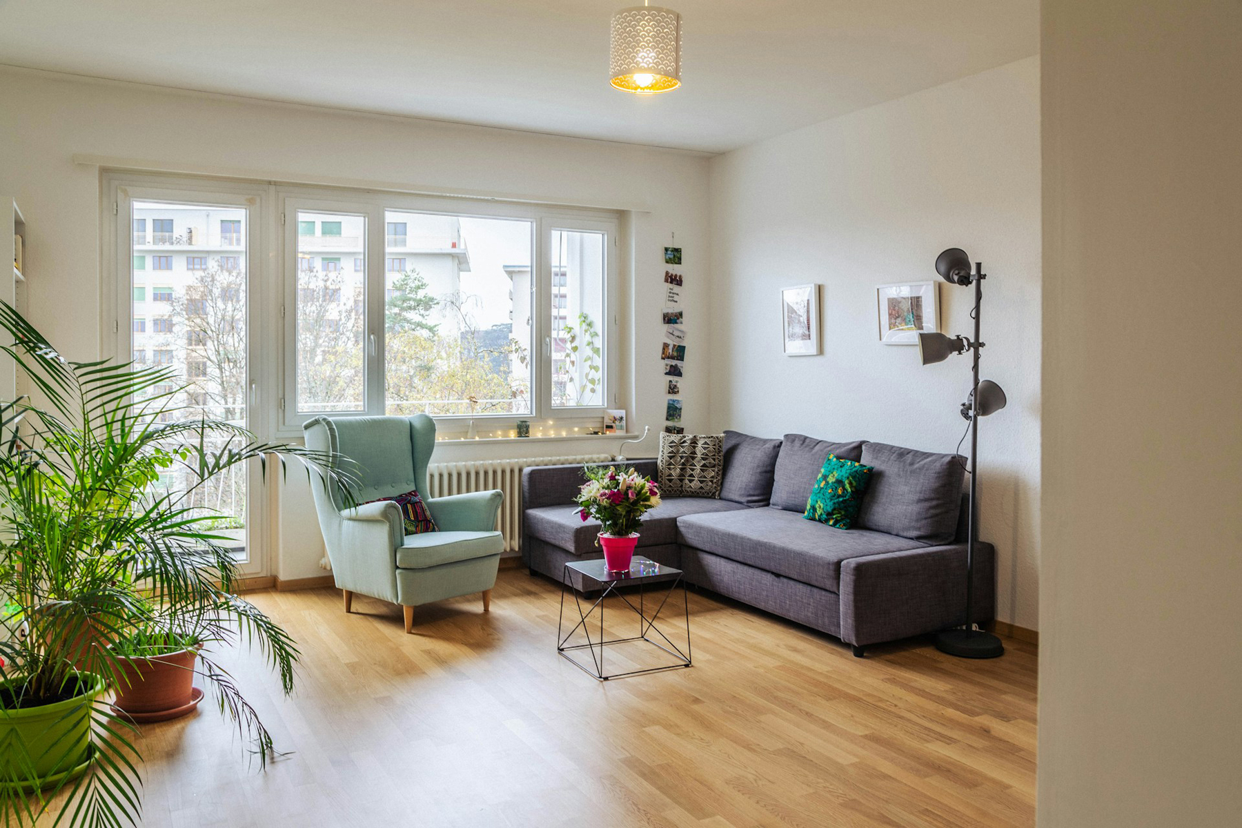 Fensterrahmen wird innen gereinigt