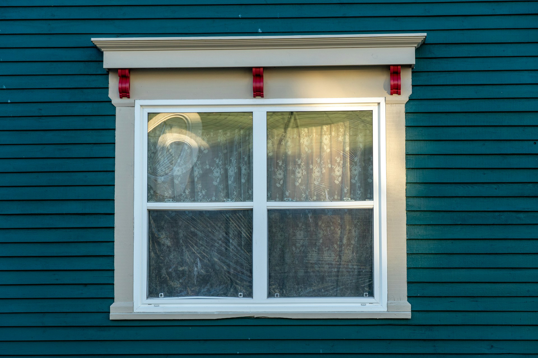 Fenster wird mit Tuch abgetrocknet