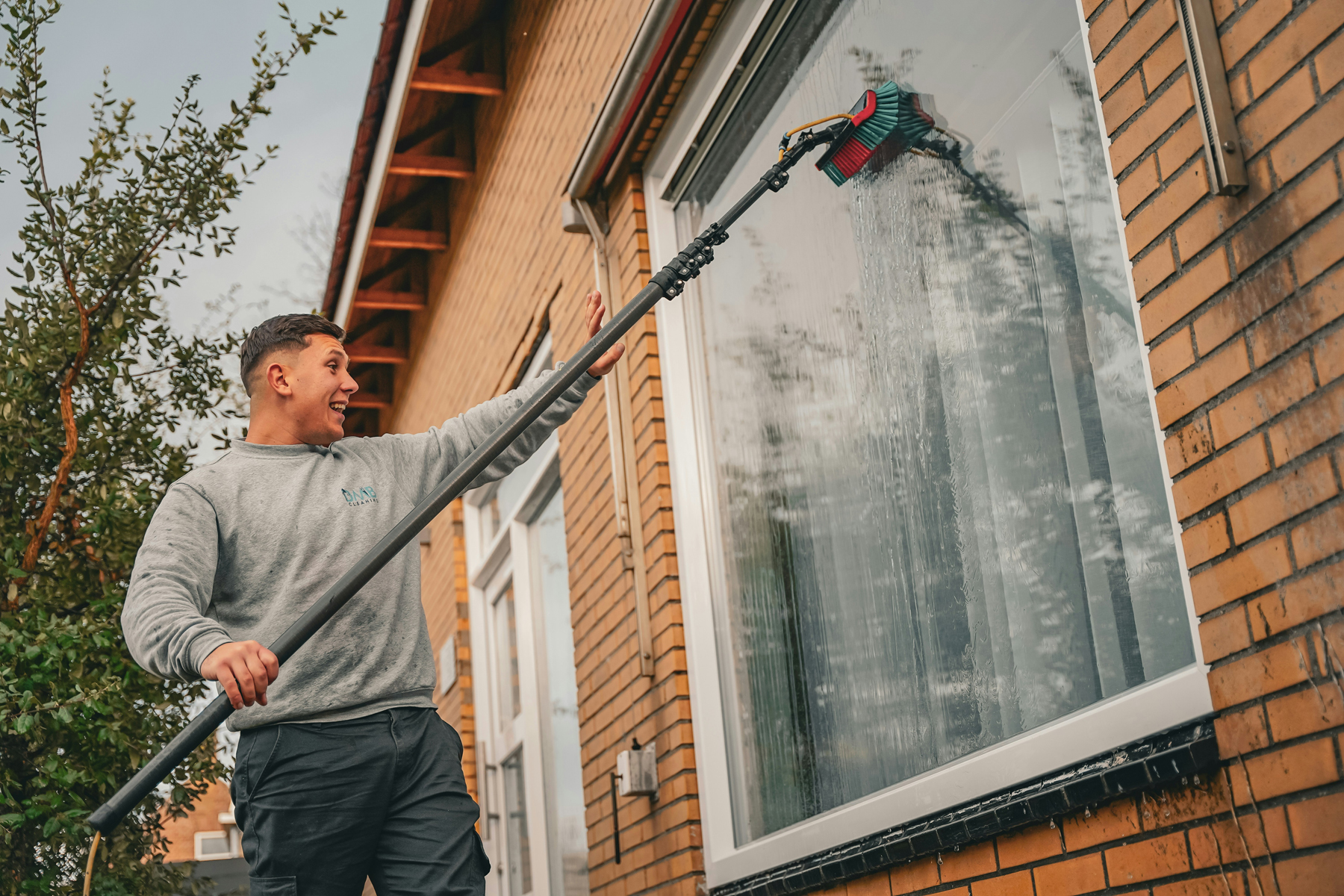 Stark verschmutztes Fenster wird gereinigt
