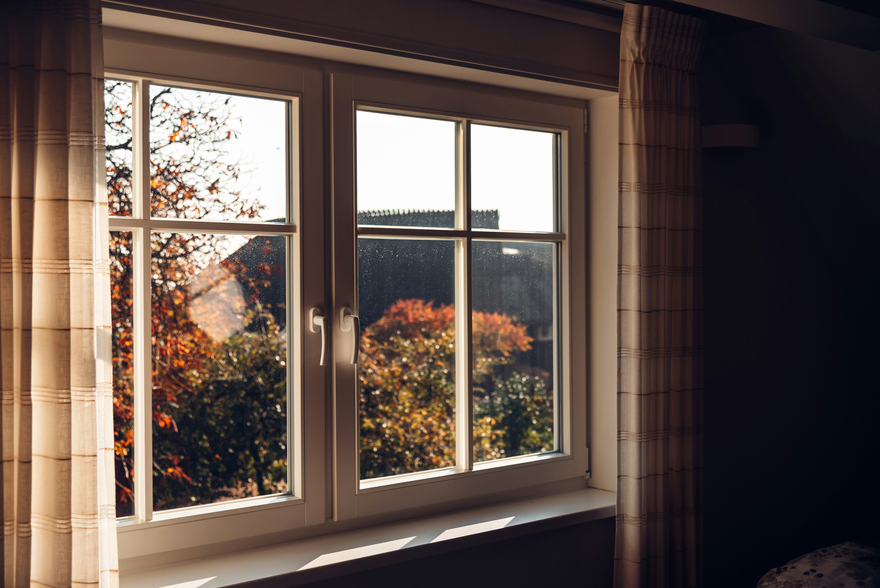 Vergilbter Fensterrahmen aus Kunststoff