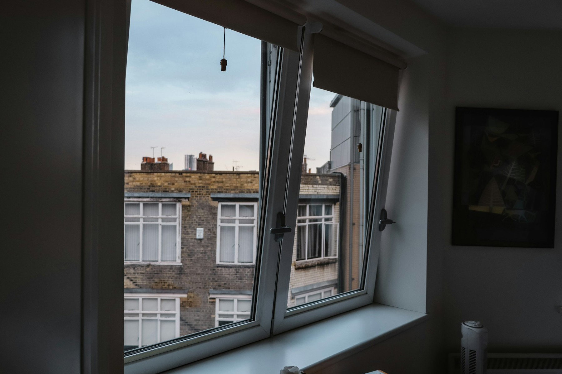 Vergilbter weißer Fensterrahmen im Sonnenlicht